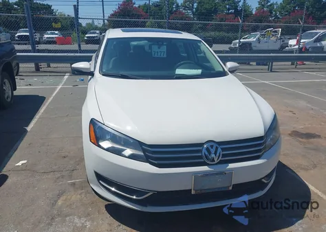 2012 Volkswagen Passat 2.5L Se z USA, uszkodzony, nr VIN 1VWBP7A33CC084661
